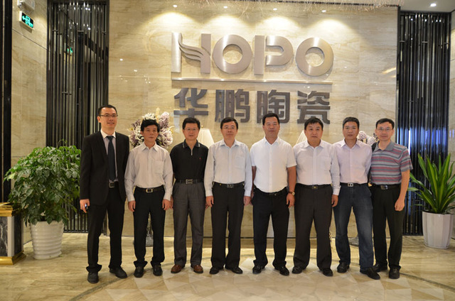 11月1日中國建筑行業領導參觀華鵬新展廳，并對華鵬29°柔光石材高度評價！