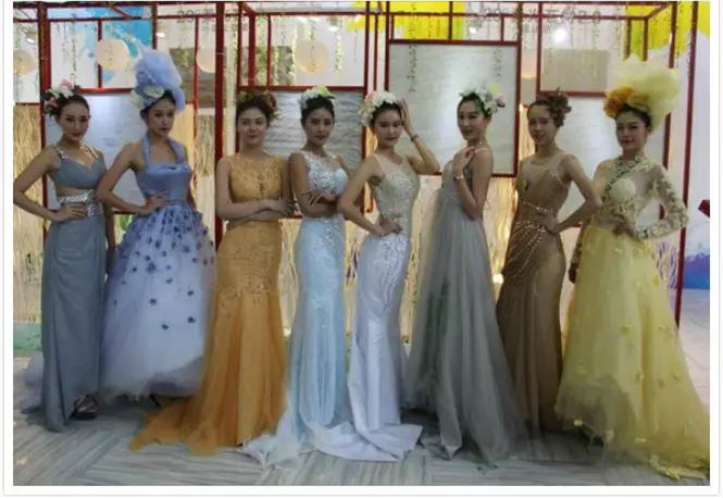 “美女+瓷磚,一場色香味俱全的饕餮盛宴"——華鵬陶瓷29度柔光石材2.0驚艷亮相2015深圳國際綠色設計與新材料展